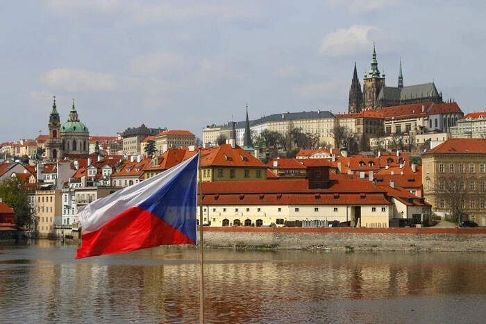 "Удивлена, что многие думают, что в мире до сих пор существует Чехословакия, и называют так Чехию. Запомните - Чехословакии не стало в 1993 году, теперь есть только Чешская Республика"