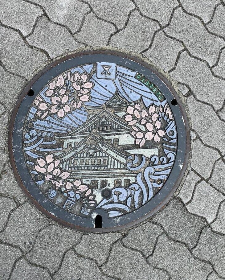 27. Крышки канализационных люков в Японии часто выглядят как произведения искусства, причем изображение для каждой префектуры свое