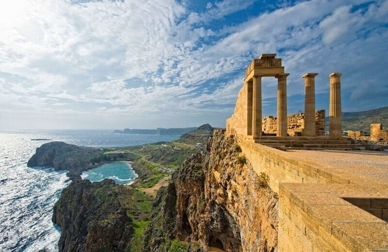 Греция освободила иностранных туристов от карантина
