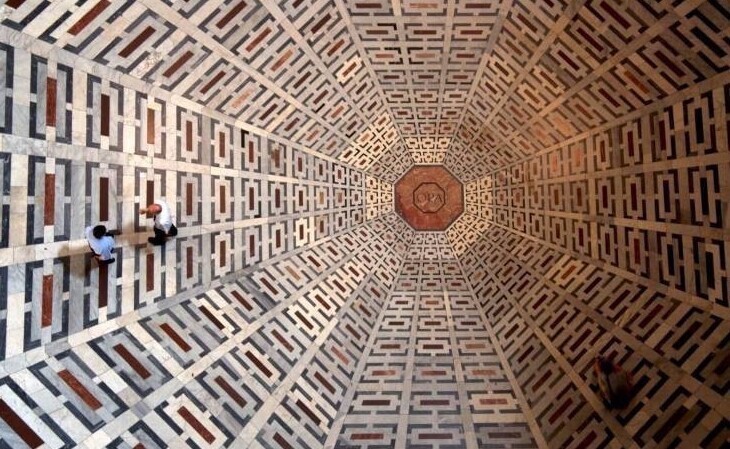 Так выглядит мраморный пол Флорентийского собора. Если находящиеся там увидят эту картинку, они упадут!