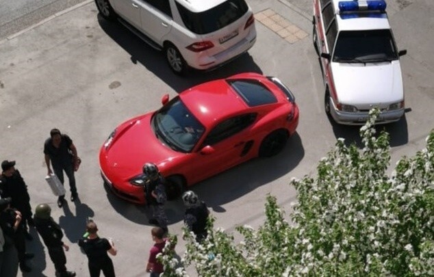 В Екатеринбурге конфликт между водителем Porsche и пешеходом перерос в перестрелку