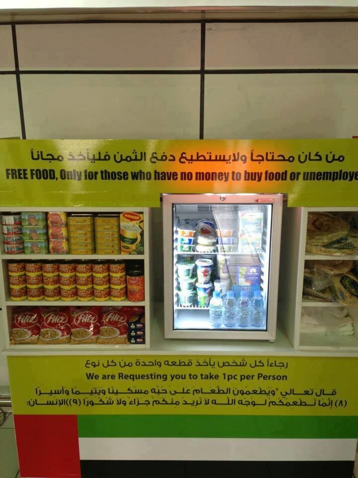 Для тех, у кого кончились деньги, в местных супермаркетах есть полки с бесплатной едой