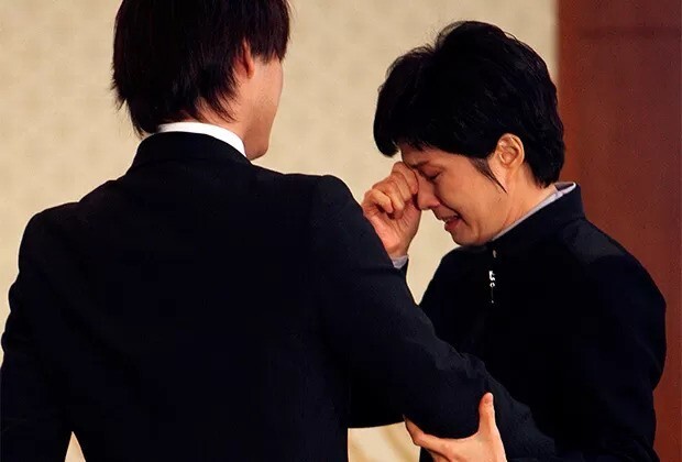 Ким Хен Хи плачет после одной из своих лекций в Японии
