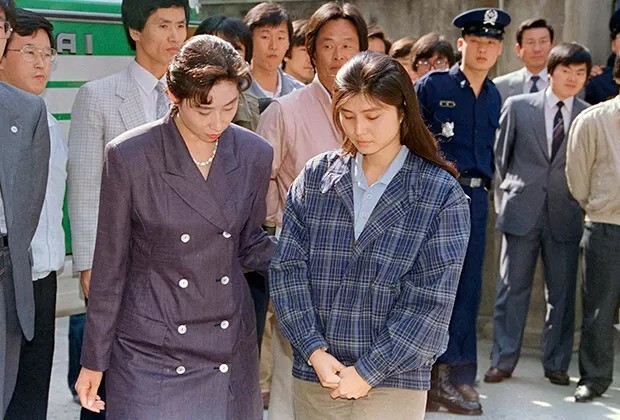 Ким Хен Хи (справа) с адвокатом возле здания суда. 1989 год