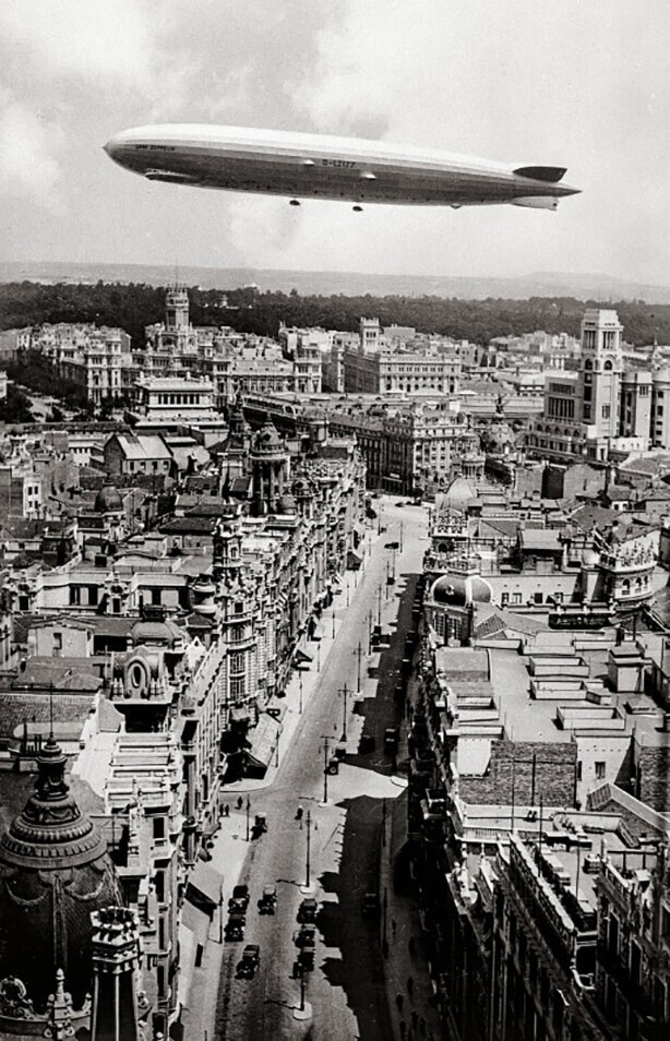 Цеппелин пролетает над Гран-Виа, Мадрид, 1930 год.