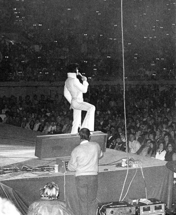Зрители с биноклями на концерте Элвиса Пресли, 1970 г., Оклахома–Сити
