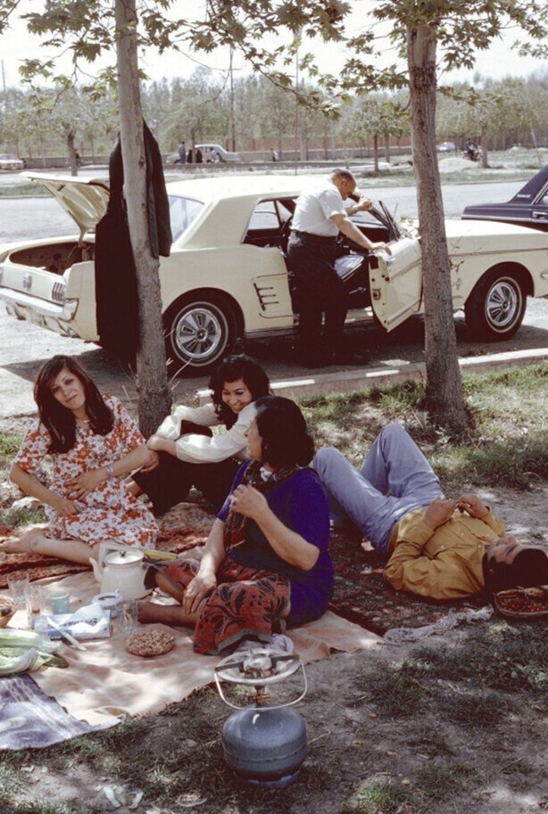 Пикник иранской семьи в "безбожные" времена, 1970–е годы, Тегеран