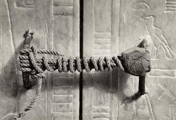 30.  Печать на гробнице Тутанхамона, которая оставалась нетронутой 3245 лет (1922 г.)