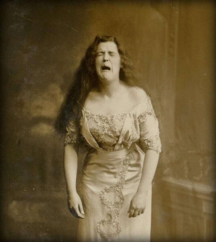 3. Женщина в процессе чихания, снимок 1900 г.