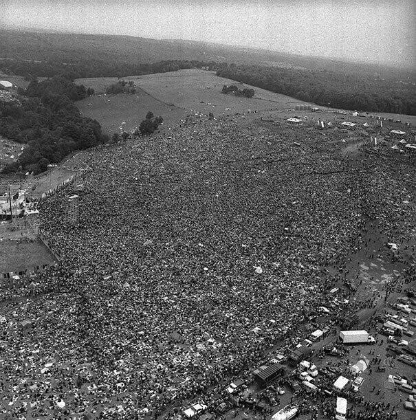 23. Огромная толпа на музыкальном фестивале "Вудсток" (1969 г.)