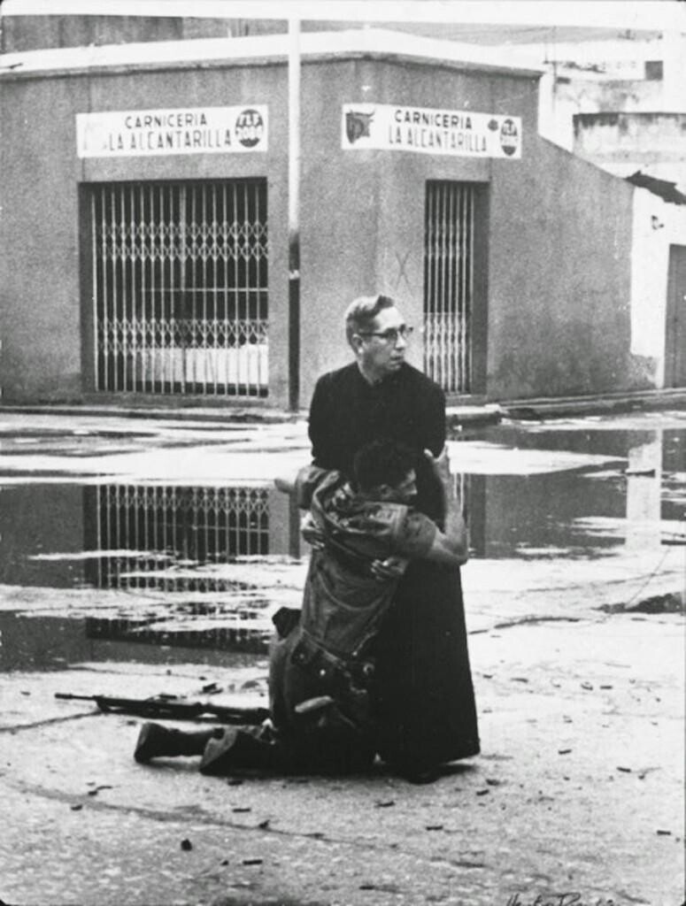 21. Священник держит умирающего солдата, Венесуэла, 1962 год
