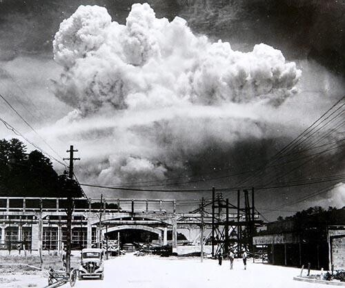 24. Небо над Нагасаки после взрыва атомной бомбы