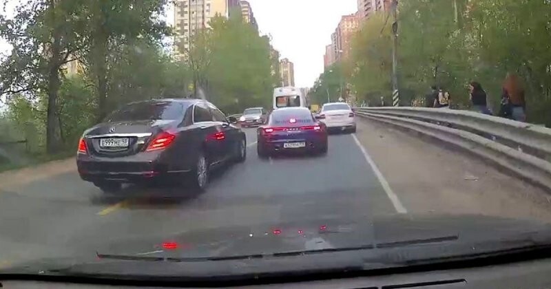 Наказание наглого водителя «Мерседеса», пристроившегося за скорой в Санкт-Петербурге