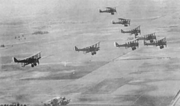 22. В начале Первой мировой войны в ВВС США было всего 18 пилотов и 5-12 самолетов.