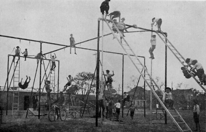 10. Детская игровая площадка в 1912 году