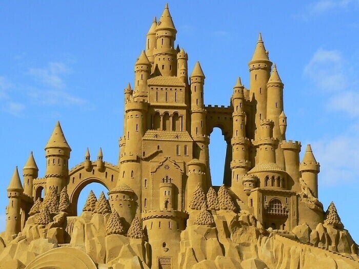 13. На некоторых пляжах в Испании запрещено строить большие замки и статуи из песка