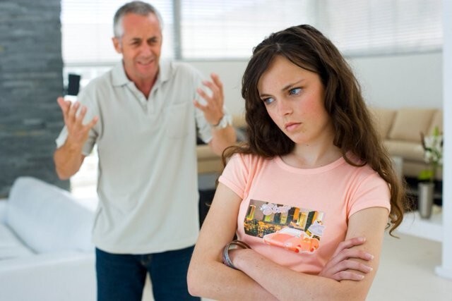 Отец заставляет дочь «зарабатывать» на средства личной гигиены, пока сын бездельничает