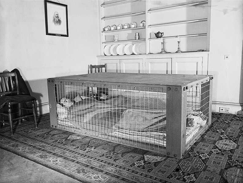 Специальная кровать на случай авиаудара, во время Второй мировой войны