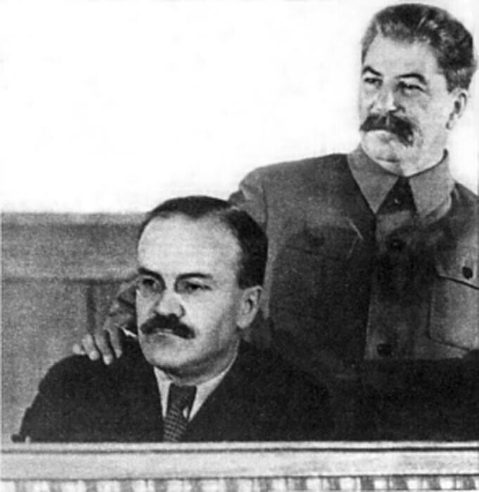 Кто изображён на фотографии рядом с Иосифом Сталиным?