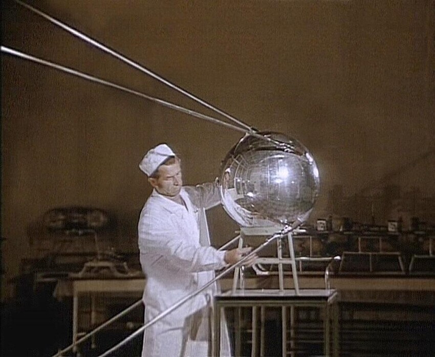 В каком году СССР запустил первый искусственный спутник Земли?