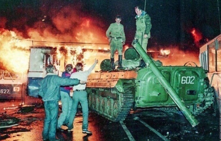 10. Протестующие сгоняют экипаж БМП у горящих баррикад. Москва, август 1991 года