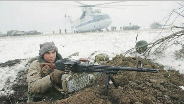 12. Российский солдат на огневой точке в Ханкале. Чечня, первая чеченская война, декабрь 1994 года