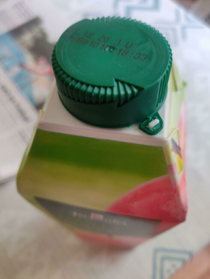 На крышке бутылки сока стрелка показывает куда нужно ее поворачивать, чтобы открыть