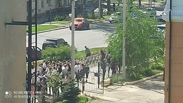 В Березниках школьник напал на учителя с ножом: видео с места событий