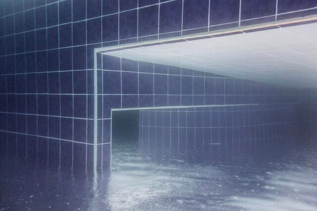 3. Ничего необычного, просто фото бассейна под водой во время дождя. P.S. Фотография перевернута вверх ногами