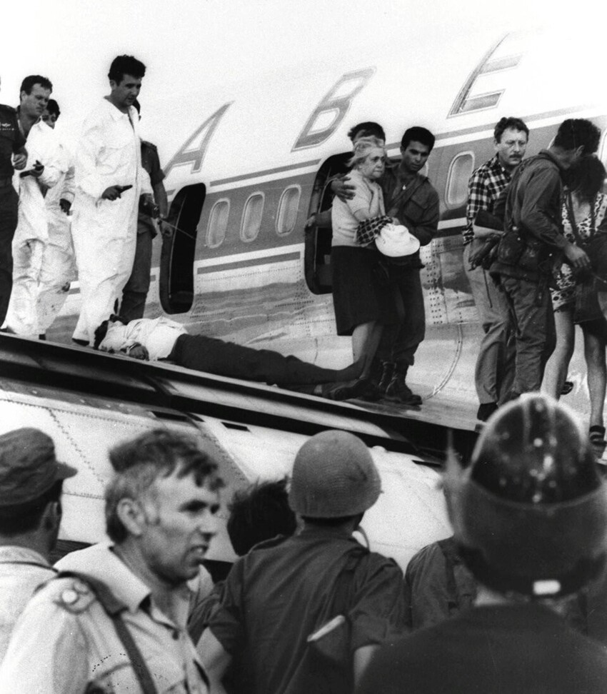 В 1983 году они захватили пассажирский самолет и пытались сбежать на Запад, а в 90-е стали бандитами