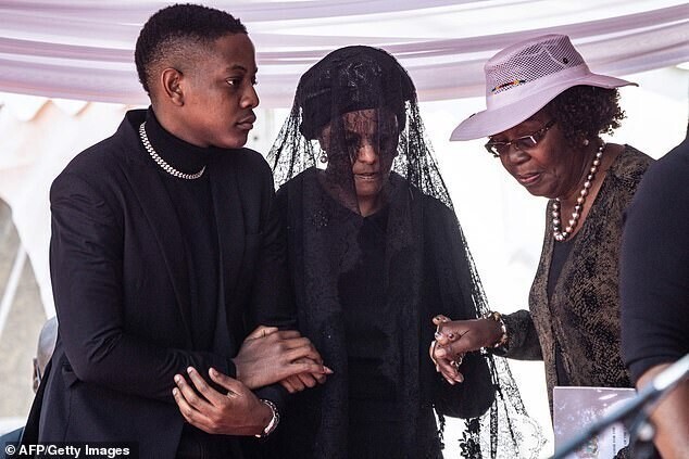 Бывшая первая леди Зимбабве (на снимке в день официальных похорон Мугабе), известная как Гуччи Грейс из-за ее расточительных привычек