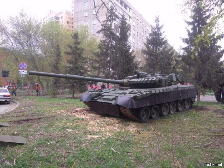 В Омске на набережной установили танк