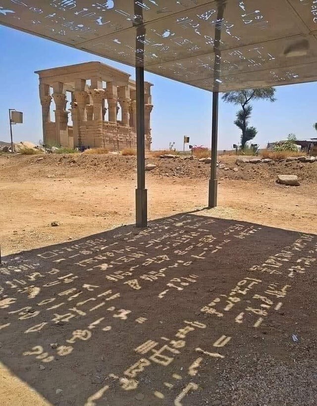 Когда светит солнце, здесь появляются иероглифы, храм Филы, Египет