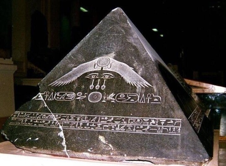 Сохранившийся камень с вершины пирамиды
