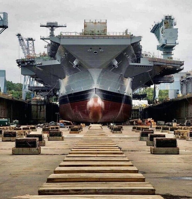 Самый большой авианосец в мире - корабль ФМС США Джеральд Р. Форд: длина - 337 метров, водоизмещение - 100 тысяч тонн