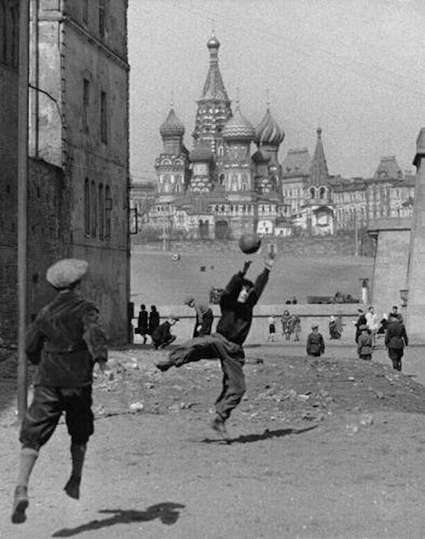 Игра в футбол возле Красной площади. Москва, 1958 год