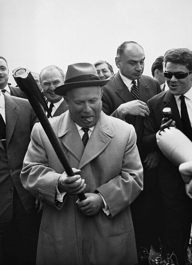 Никита Хрущев размахивает топором лесоруба. Франция, 1960 год