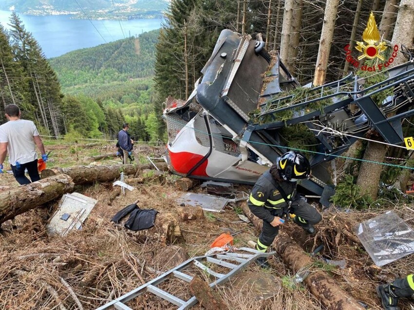 В Италии с высоты рухнула кабина фуникулёра: фото и видео с места трагедии