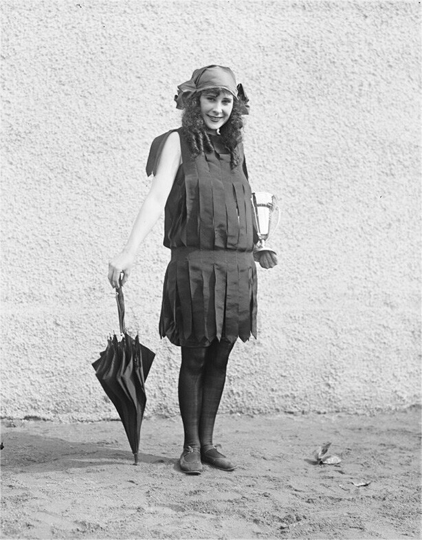 Девушка в купальнике с призом. 1922 г.