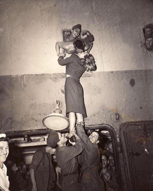 Голливудская звезда Марлен Дитрих целует солдата, возвращающегося домой с войны, 1945 год.