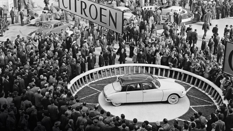 Посетители рассматривают новую модель Citroën DS на Парижском автосалоне, 1955 год.