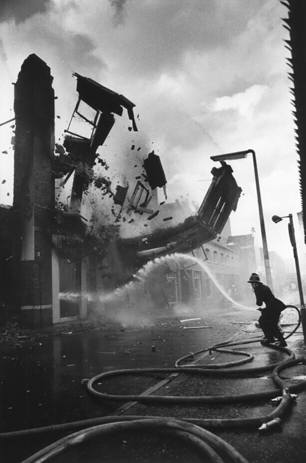 Пожарный тушит пожар после теракта ИРА, Белфаст, Ирландия, 1972 г.