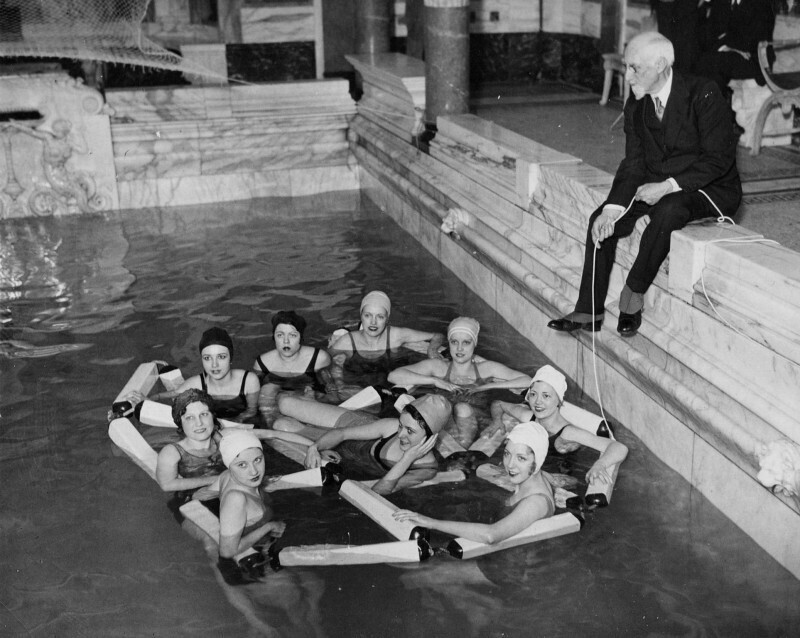 Американский изобретатель Джесси Уилфорд Рино испытывает раскладной спасательный плот. Нью-Йорк, 1931 год.