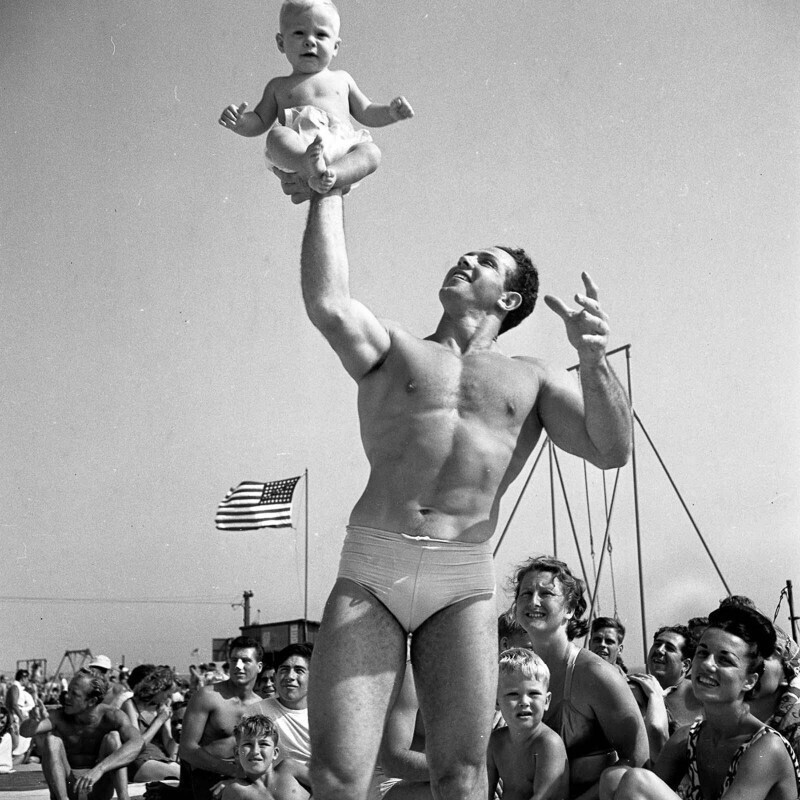 Акробат с сыном в Маскл-Бич, Калифорния, 1949 год.