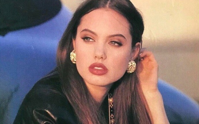 Анджелина Джоли в 1992 году
