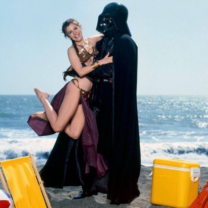 Откровенная фотосессия 27-летней Кэрри Фишер (Принцессы Леи) на пляже для журнала, 1983