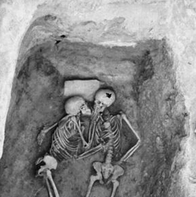 6000-летняя целующаяся пара, которую раскопали в Иране в 1972 году