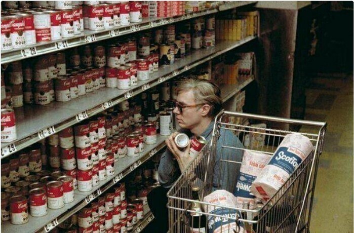 Художник Энди Уорхол покупает банки с супом Campbell Soup, по которым потом создаст свое легендарное произведение "Тридцать две банки супа Кэмпбелл"
