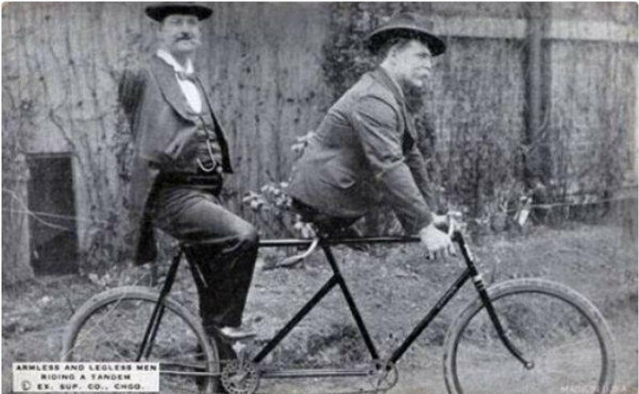 Безрукий Чарльз Б. Трипп и безногий Эли Боуэн на велосипеде-тандеме, 1890-е