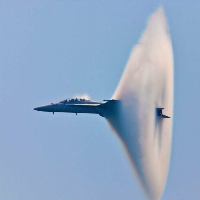 Истребитель F/A-18 Hornet преодолевает звуковой барьер